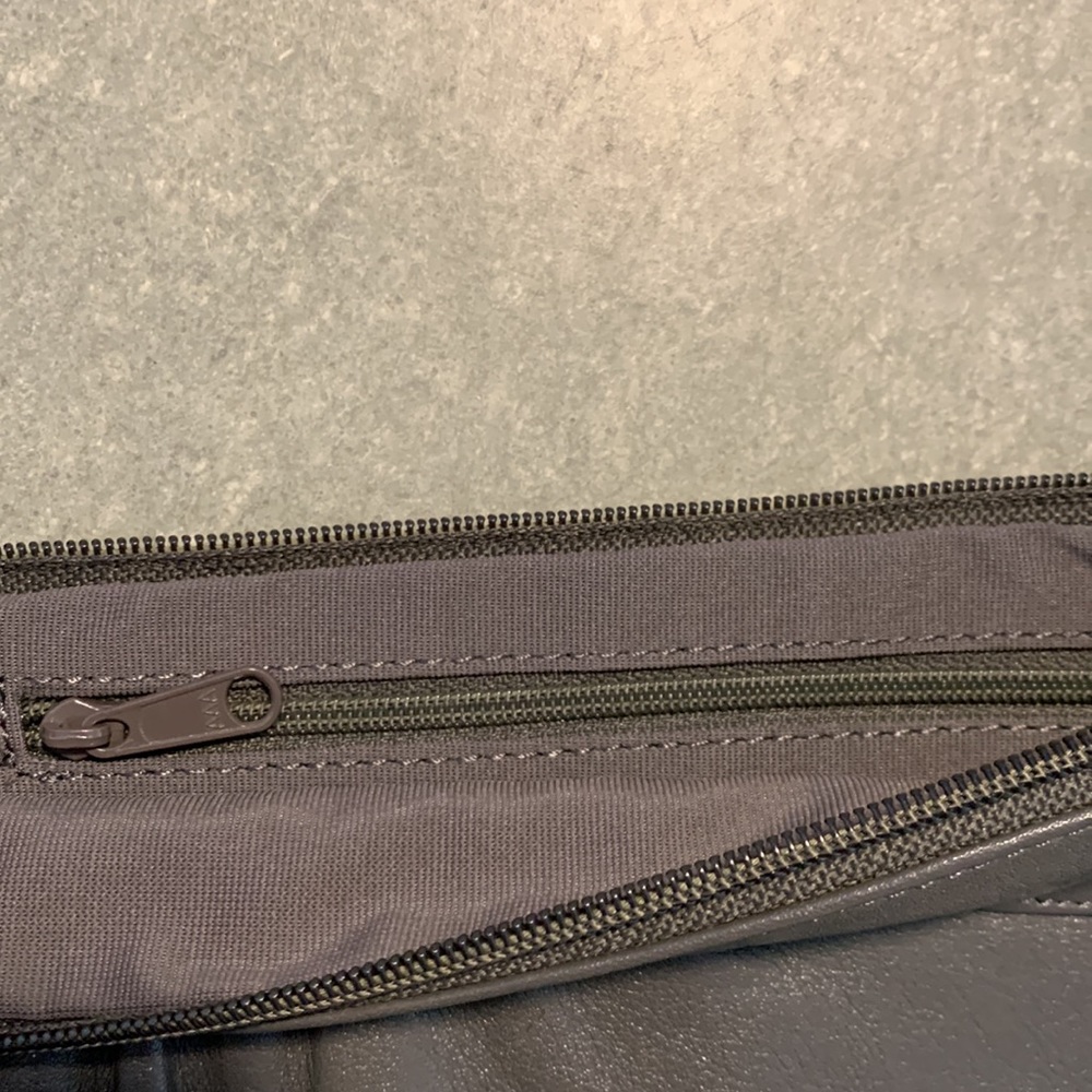 Leather clutch wristlet NWT - Picture 4 of 4